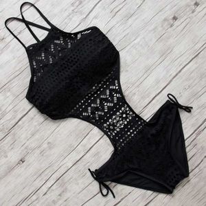 Swimwear féminin 2019 Sexie de maillot de bain tout-en-un de maillot de bain sans bretelles Bikini Crochet Bikini 2021 Black Womens Swimsuit J240510