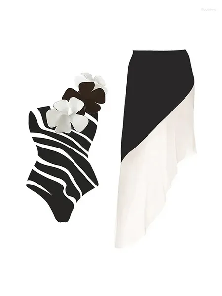 Swimwear Black avec du bikini à rayures blanches Définit une jupe de maillot de bain florale tridimensionnelle en trois dimensions