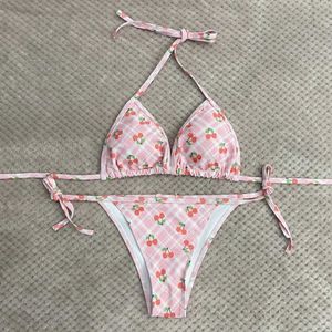 Swimwear pour femmes Cinessd 2023 Nouveau bikini imprimé à plaid de cerise Ensemble pur désir de plage en acier de vacances en acier petite taille de maillot de bain sexy J240403