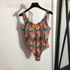 Designer de maillots de bain féminin 2023 Été Nouveau V-lettre colorée imprimée Bikini Bikini Strap One Piece D5HJ