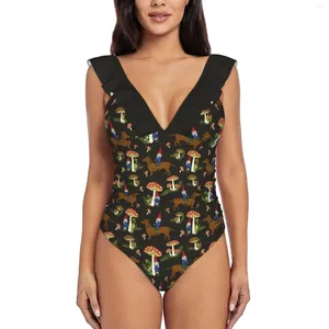 Gnome de maillots de bain pour femmes et teckel dans la terre foncées foncées foncées du brun foncé éboutiloter un morceau de maillot de bain sexy monokini monokini