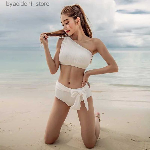 Traje de baño para mujer Conjunto de bikini blanco coreano nuevo Traje de baño de un hombro Traje de baño Trajes de baño de dos piezas para mujer Ropa de playa Traje de baño acolchado L240308