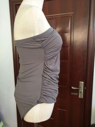 Damen-Bademode, One-Shoulder-Split-Badeanzug, Damen-Badeanzug im drapierten Kleid-Stil