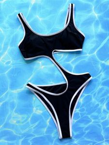 Swimwear pour femmes sexy ventre asymétrique coupé un morceau de maillot de bain féminin féminin de baignade de baignade à jambe haute rembourrée nager