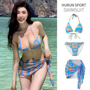 Bikini sexy de maillots de bain pour femmes avec Sarong Femme de maillot de bain Femme Swimwear Thr-pièces bikini set Bather Bathing maillot nat Lady Wholesale Y240403