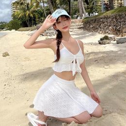 Maillots de bain pour femmes Sexy Bikinis 2024 Femmes coréennes maillots de bain blancs rembourrés maillots de bain solides pour tenues de plage asiatiques avec jupe