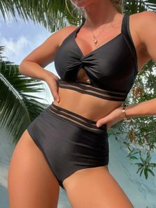 Bikinis de patchwork en mailles noires sexy pour femmes définit les femmes à croix de croix.