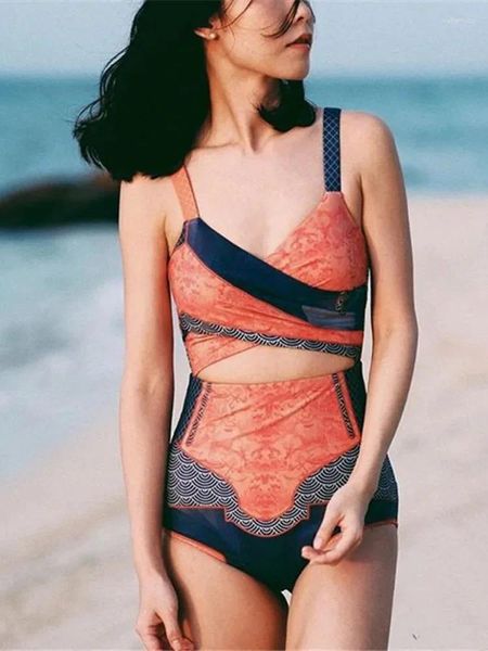 Swimons de maillots de bain en Thaïlande Swimsuit de style femelle sexy slim couverture ventre belle mode arrière modélisation de mode conservateur bikini une pièce