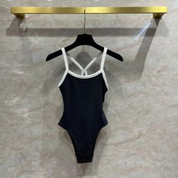 Bikini de maillots de bain pour femmes Bikini Black and White Contrast Strap Vacation Bamis Suit en métal Micro-étiquette Classic Filed Trined Sling