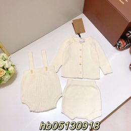Camiseta para mujeres Autumn/Winter Girls Creeper Kandited Tres piezas Beige White Baby Cardigan Strap Pants