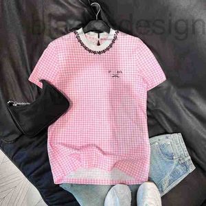 Dames T-shirtontwerper 2023 Lente/zomer Nieuwe veelzijdige roze geruite nekband met diamant decoratiebrief afdrukkende ronde nek korte mouw t-shirt voor vrouwen 5qbk