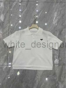 Diseñador de camisetas de la mujer 2024 Temprano primavera nueva triángulo de cuello blanco triángulo delantero de manga frontal de manga corta