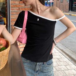 Designer de t-shirts pour femmes Version correcte de Jenny avec design de niche robinet broderie diagonale épaule contrastée haut sangle T-shirt pour les femmes P4FR