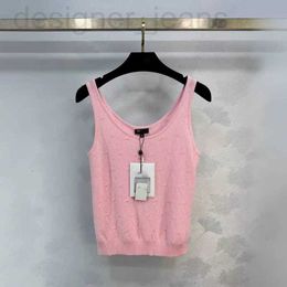 Diseñador de camisetas para mujeres Temprano en la primavera Nuevo estilo de madurez de luz CH, pequeña multitud, reducción de la edad, ajuste delgado, apariencia, versátil camada de tanque corta 0nye