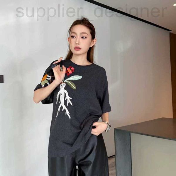 T-shirt féminin Designer Luo Jia en 2024 au début du printemps Brande de mode de marque Mandela Grass Doll brodé