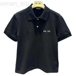 Dames T-shirtontwerper MIU24 Nieuwe luie en ontspannende stijl gecombineerd met parelvloer Materiaal Polo kraag korte mouwen T-shirt gelaagd op nanyou-goederen N5NK