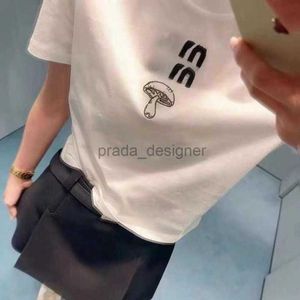 T-shirt femme designer patch lettre slim fit T-shirt à la mode broderie de champignons style court femmes col rond haut à manches courtes