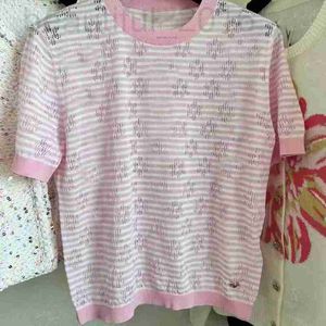 Designer de t-shirts pour femmes Shenzhen Nanyou Huo ~ 24 Summer Nouveau produit petit vent parfumé rose rond coul à manches courtes pour femmes eolw