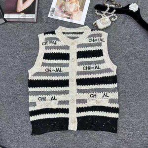 Diseñador de camisetas para mujeres Pequeño viento fragante FRIPE Bordado Fuera de letra redonda Cardigan de tanque tejido sin mangas Cardigan corto Gyj5