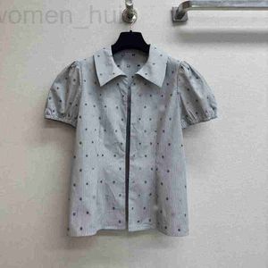 Dames T-shirtontwerper Spring/Summer Nieuw product Grijs Camellia Flower Diamant knop Flip kraag met korte mouwen shirt Top 4Coy