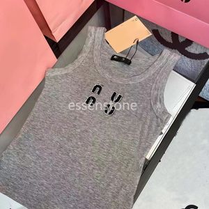 Diseñador de camiseta de mujer TEE Summer Miui Nail Bead Carta de la industria pesada Atentable Atentable NUEVO STING SUSPENDIZACIÓN BOBTA MANEVELESS TOP S MIUI TANQUE