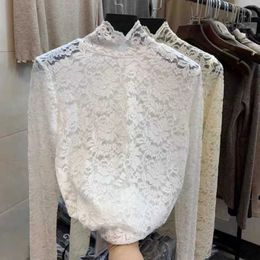 T-shirt das mulheres Lace Bottom Blusa Mulheres Vestido Fino Novo Estilo Estrangeiro Malha High-End Chic Manga Longa Oca Out Interior Pequeno P230328