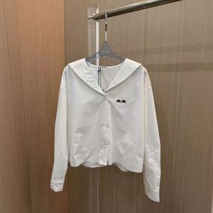 T-shirt féminin M24 Spring / été White Navy Noug Neck Shirt à manches longues Broidered Academy Style Loose Volyle
