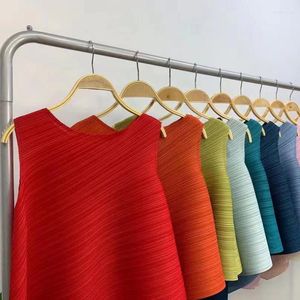 Dames T-shirt Miyake Designer Pleated Top Classic Ladies 2022 Zomerronde nek All-Match Solid Color Vrouwenvrouwen PHYL22