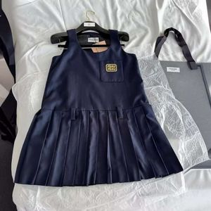 Dames T-shirt MM Family 24SS Academy Style Gold Thread Borduurde Logo Letter Navy-jurk met riem, modieus veelzijdig