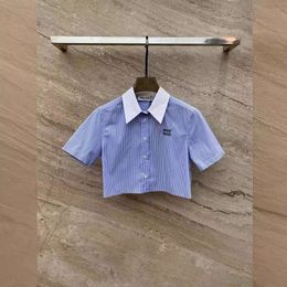 T-shirt féminin MM Famille 24SS Nouveau Blue vertical Stripe Shirt Shirt Academy Style Classic and White Fresh Age réducteur