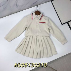 T-shirt féminin printemps automne polo cou court coulage jupe courte en deux pièces belles, à la mode, élégante et généreuse style académique