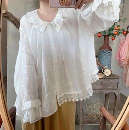 T-shirts pour femmes 2023 printemps robe artistique paresseux Style irrégulier coton lin à manches longues dentelle bord moyen ample chemise blanche