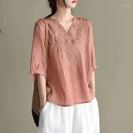 T-shirts pour femmes 2024 Mode d'été Grands vêtements Vintage Broderie Coton Lin Lâche Col V Chemise à manches moyennes Pull Tops