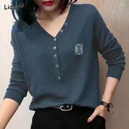 T-shirts pour femmes Automne Hiver T-shirts minces Coréen Élégant Mode Solide Couleur Pulls Lâche Col V 2024 Bouton de vêtements Intellectuel