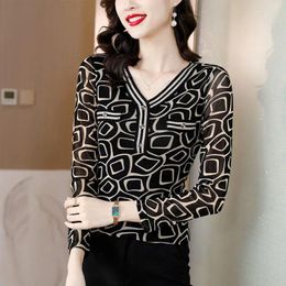 Camiseta feminina casual com decote em v retalhos gaze camiseta botão roupas magro commute primavera outono moda geométrica impresso pullovers