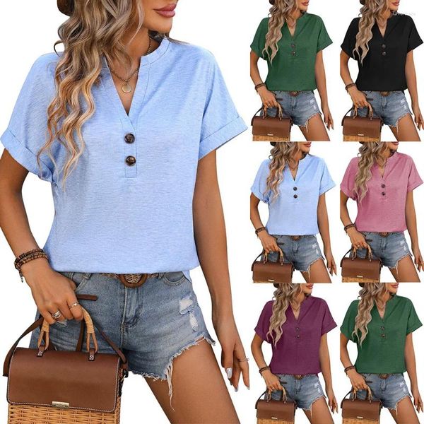 Camisetas De Mujer Camisa Azul Claro Elegante: Cómoda Y Elegante, Perfecta Para Ocasiones Formales Informales Con Un Sombrero Marrón De Moda.