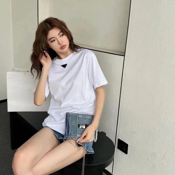 T-shirts pour femmes T-shirt coréen p. Famille Metal Triangle confortable Casual Versatile Couple à manches courtes Femmes minimalistes Top