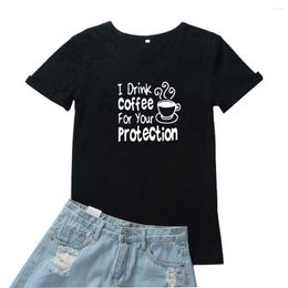 Camisetas para mujer "Bebo café para tu protección", camiseta divertida con dicho, camiseta para mujer, camisetas con gráficos de taza y letras a la moda