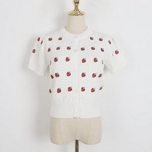 Dames T-shirts Koreaanse aardbei-borduurwerk Korte paragraaf gebreide T-shirt vrouwelijk modemerk Elegante zoete borstende T-stukken tops