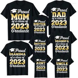 Dames T-shirts Trotse moeder van een klasse 2023 Afgestudeerde moeder Senior familie T-shirt Grappige vader tante Oom Oma Opa Zus Broer Tee