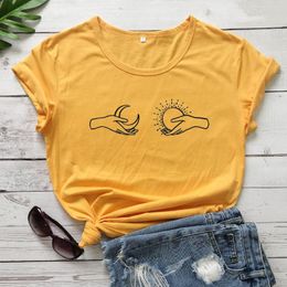 T-shirts pour femmes Soleil et Lune Main Graphique Simple Coton Casual Hipster Chemise Jeune Cadeau Vintage Mythe Histoire Tees Création Grunge Tops R127