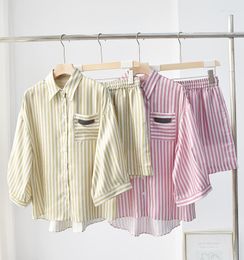 Camisetas para mujer Blusa a rayas y pantalones cortos Set Cadena de bolsillo 2023 Señoras de verano Camisa de cuello de vuelta de un solo pecho o suelta