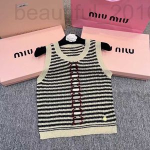 Tanks pour femmes Camis Designer 2024 Summer tricoté Nouvelle petite carte de parfum Couleur Intercolore Stripe Sans manches Sans débardeur