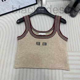 Chars pour femmes Camis Designer 24 au début du printemps nouveau débardeur en tricot avec conception de rayures de contraste et modèle de modèle pour la mode Slim Spicy Girl AJN6