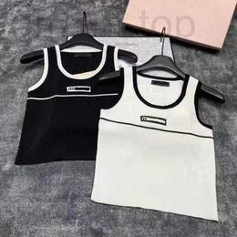 Tanks pour femmes Camis Designer printemps / été nouveau MIU Temperament Tempérament Bloc de couleur noir et blanc lettre jacquard gilet tricoté pour le top slimage de la slim pour femmes 9ryu