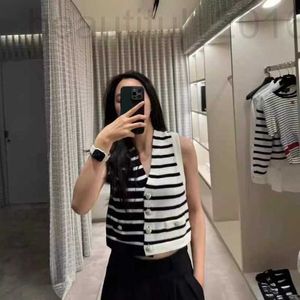 Chars pour femmes concepteur de camis Xiangxiangjia 2024 printemps / été nouveau contraste noir et blanc rayure en V