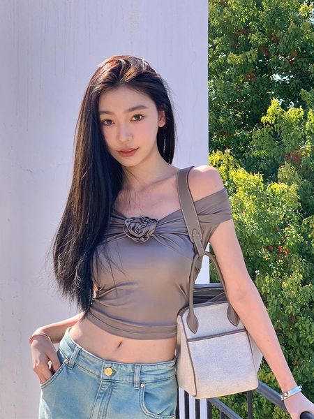 Yi Mengling est une célébrité en ligne avec le même T-shirt à manches courtes asymétrique pur et sexy. Fleur d'été