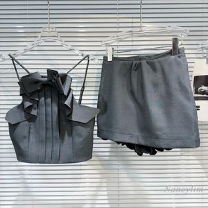 Suits-survêtements pour femmes 2024 jupe grise courte d'été ensemble en deux morceaux de style classique crop top plissé crop top couleurs solides shorts pour