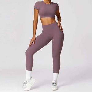 Saisies de piste féminine 2pcs Femme survêtement Set Workout Sportswear Gym Clothing Fitness Short Slve Crop Top High Waist Leggings Sports Costumes Y240426