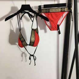 Survêtements pour femmes Bikini Hot Stamped Spliced Lace Up Coussin de poitrine Design Sense Maillots de bain Split Fashion Set